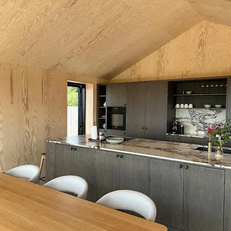 펜션 Newly Built Summerhouse With Sea And Bridge Views